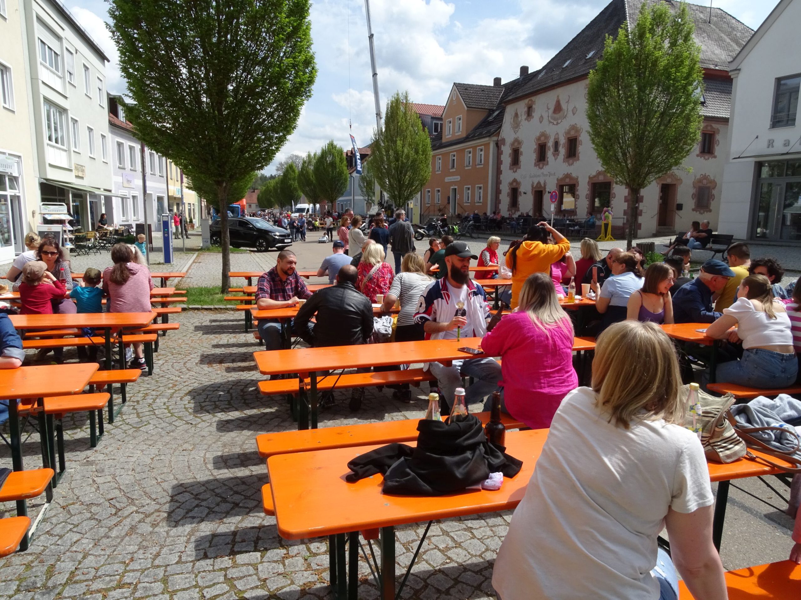 Besucher Biergarten bei sonnig warmen Wetter